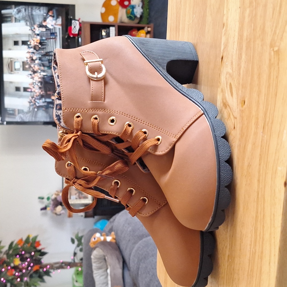 Brown laceup heel women's size 10 boots. Good condition, new without tag…